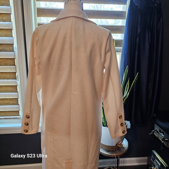 Elegant White Double-Breasted Women's Coat - Picture 8 of 13